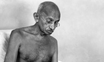 Roban cenizas de Gandhi