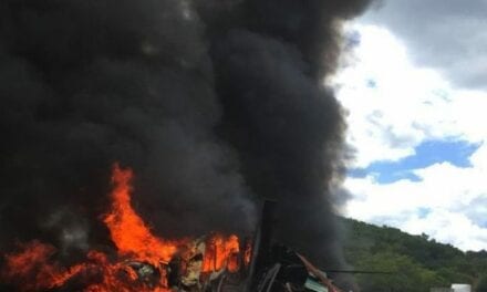 Tráiler se incendia en Oaxaca y calcina a conductor