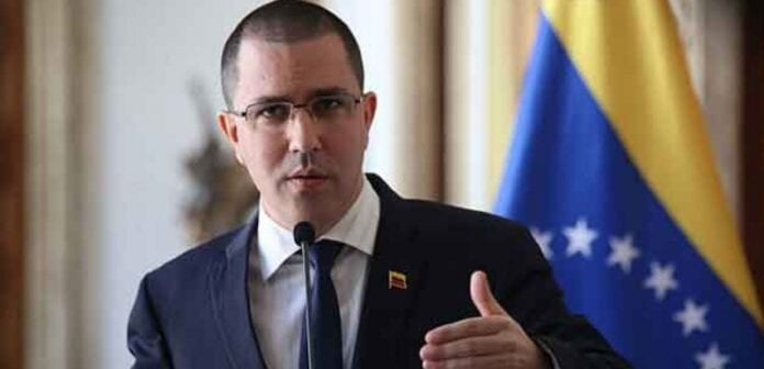 Arreaza denuncia invasión de embajada venezolana en Brasilia
