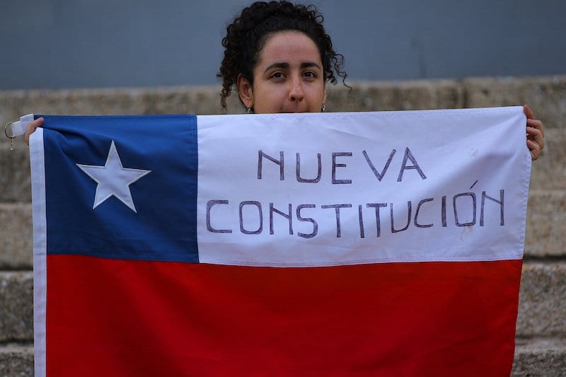Piñera abre debate para nueva constitución; chilenos plantean reservas