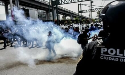 Federales agreden a policías con gas pimienta en AICM