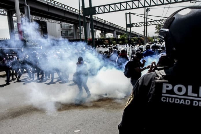 Federales agreden a policías con gas pimienta en AICM