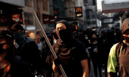 Hong Kong se convierte en campo de batalla tras muerte de manifestante