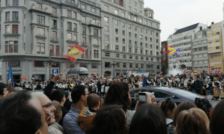 Reyes de España ovacionados en Barcelona pese a protestas