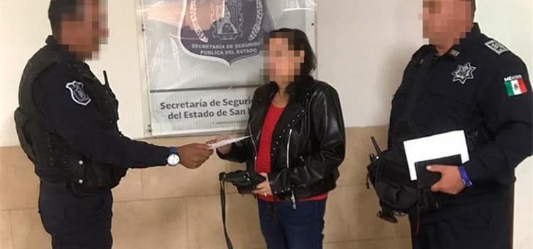 POLÍ QUE SE LLEVÓ BOLSO CON 11 MIL DÓLARES, NO TUVO DE OTRA Y LO REGRESA A SU DUEÑA