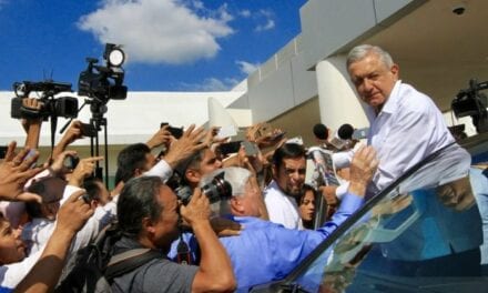 Con peticiones, ciudadanos reciben a López Obrador en Tabasco