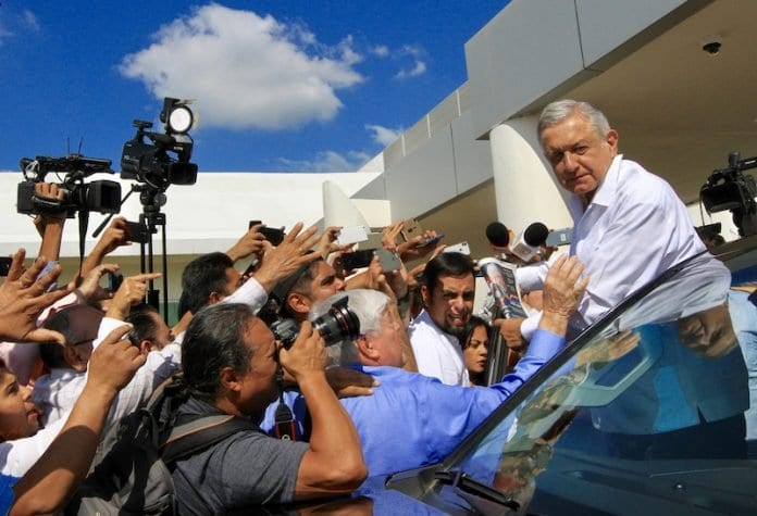 Con peticiones, ciudadanos reciben a López Obrador en Tabasco