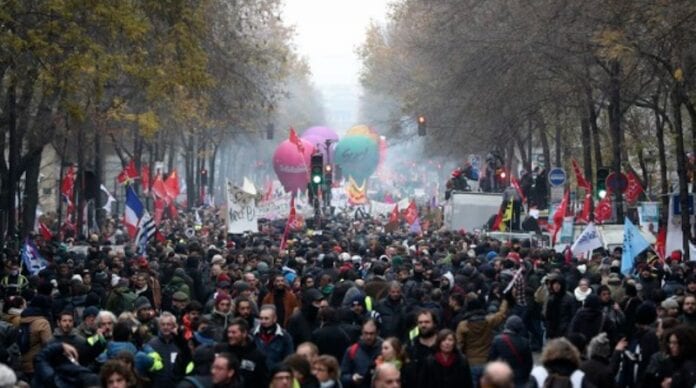 Franceses protestan contra la reforma de pensiones