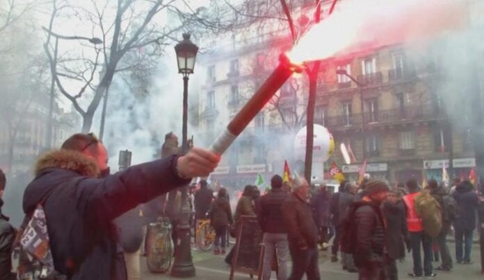 Franceses protestan por segundo día contra reforma a pensiones