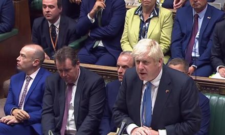 Johnson se despide del Parlamento con un “hasta la vista, baby”