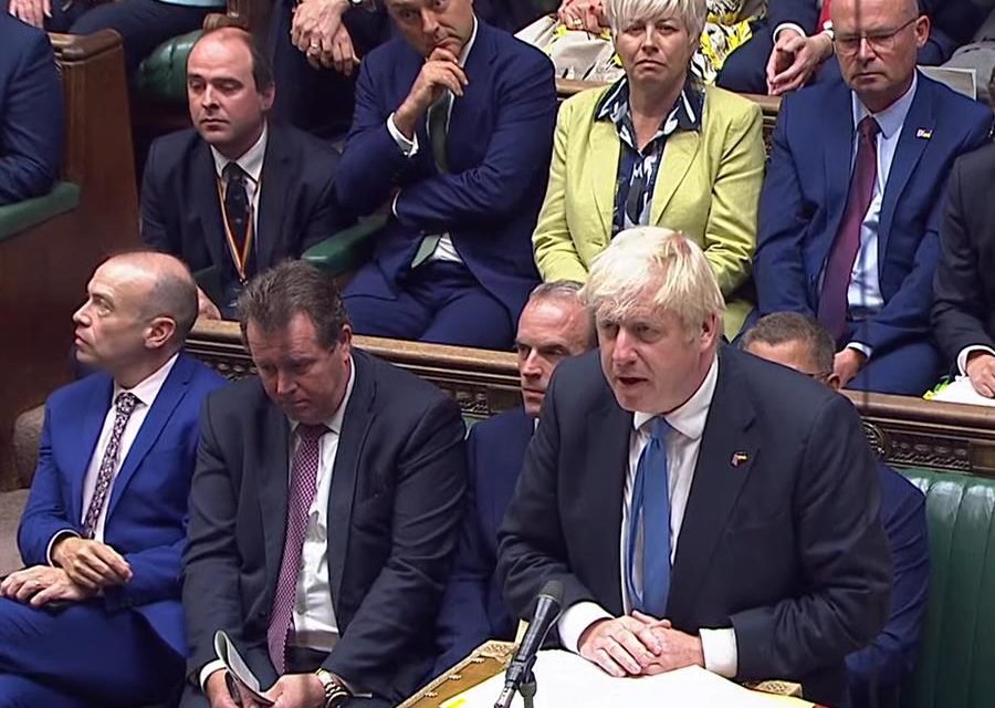 Johnson se despide del Parlamento con un “hasta la vista, baby”