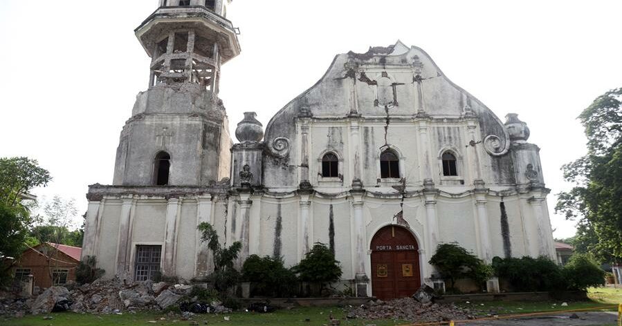 Filipinas evalúa daños y se mantiene en alerta tras el fuerte seismo