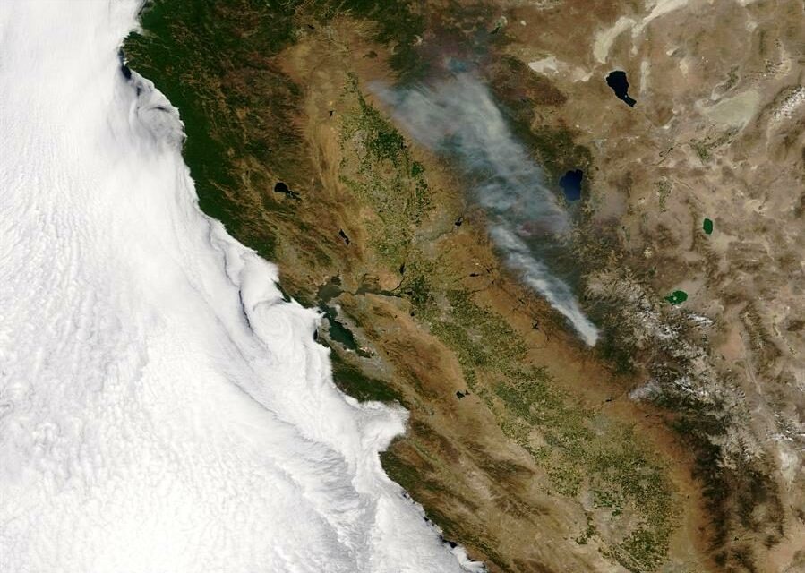 Crece el incendio forestal en California dejando destrucción de viviendas