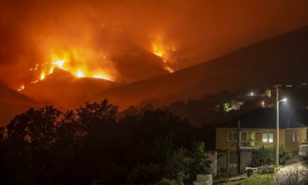 España sigue luchando contra el fuego con más de 3.000 evacuados