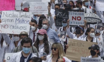Médicos en prácticas marchan en México tras asesinatos dentro del gremio
