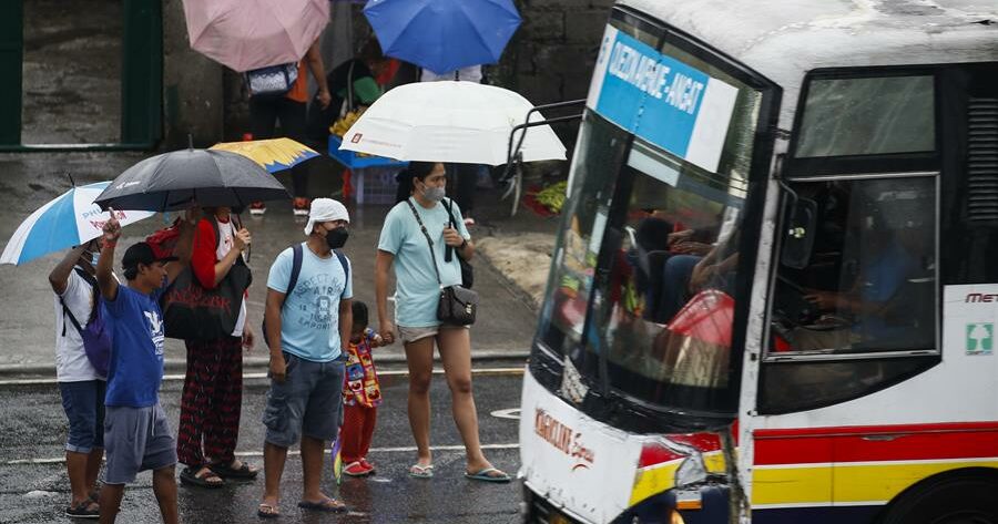 Cientos de colegios cerrados debido a una tormenta tropical en Filipinas
