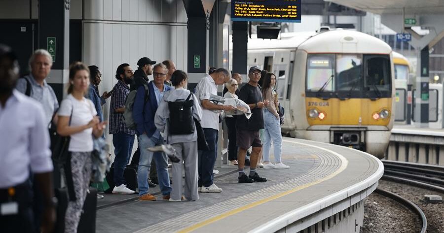 Más de 40.000 trabajadores ferroviarios secundan una huelga en el Reino Unido