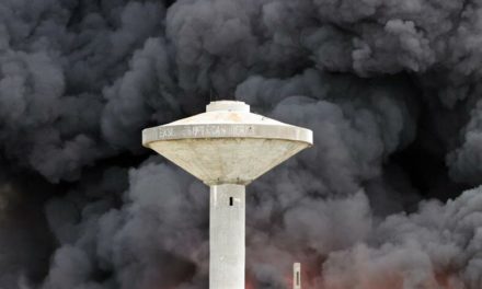 El grave incendio industrial de Cuba prosigue tras la gran explosión nocturna