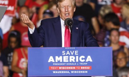 Republicanos tachan de persecución política el registro a la casa de Trump