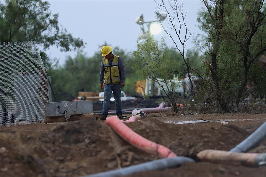 Autoridades aceleran extracción de agua en mina mexicana para iniciar rescate