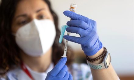 La EMA dice que las vacunas originales siguen protegiendo contra la covid