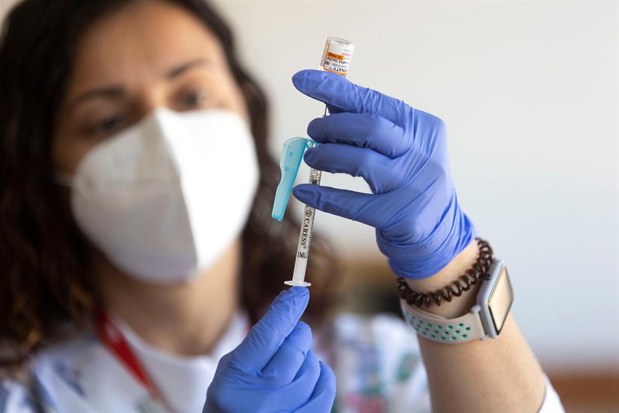 La EMA dice que las vacunas originales siguen protegiendo contra la covid
