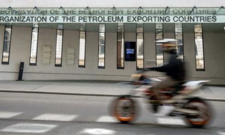 La OPEP y Rusia rebajan los suministros petroleros en 100.000 barriles/día