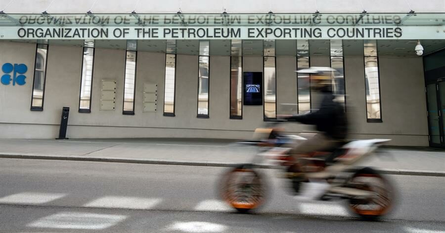 La OPEP y Rusia rebajan los suministros petroleros en 100.000 barriles/día