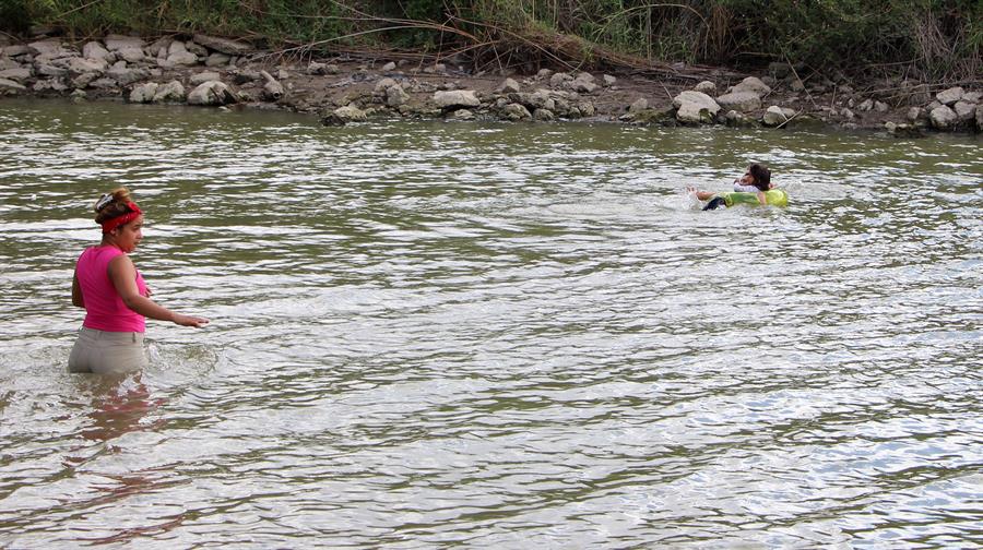 Ocho migrantes mueren ahogados al intentar cruzar el río entre EEUU y México