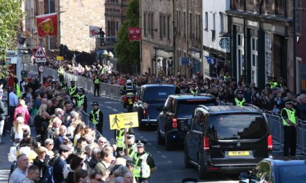 Carlos III saluda a la multitud congregada a su llegada a Edimburgo