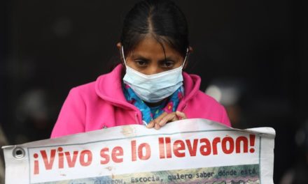 Protestan por Ayotzinapa en Fiscalía de México y una policía queda herida