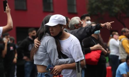 Suben a dos los muertos y a 10 los heridos por el sismo de 7,7 en México