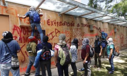 Vandalizan la Embajada de Israel en México en protesta por caso Ayotzinapa