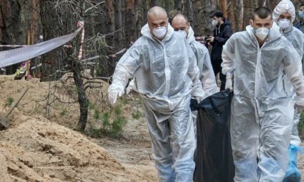 Hallan una fosa común con al menos 17 cuerpos en Járkov