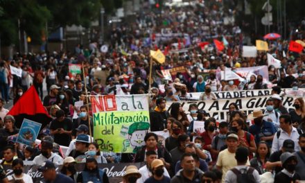 Indígenas y estudiantes se manifiestan en México contra militarización