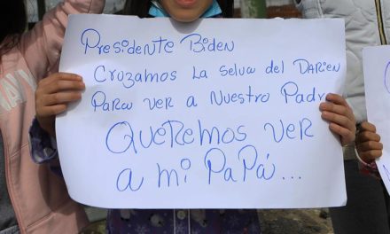 Niños venezolanos protestan en línea México-EEUU