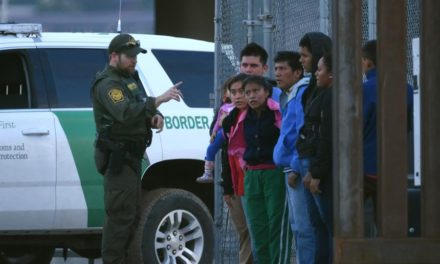 EEUU bate récord con más 2,7 millones de detenciones de migrantes en un año