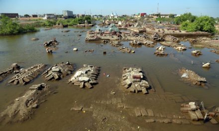 Cementerios bajo las aguas, el reto de enterrar a los muertos en Pakistán