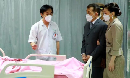 El rey de Tailandia “comparte el dolor” que provocó la matanza en una guardería