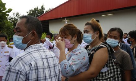 Familiares lloran a las víctimas de la matanza en la guardería de Tailandia