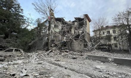 Ascienden a tres los muertos en el ataque con misiles rusos en Zaporiyia