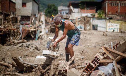 La zona del deslave en Venezuela, entre limpiezas, entierros y ayuda