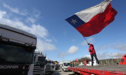 Camioneros chilenos encadenan el segundo día de paro por el precio de los combustibles