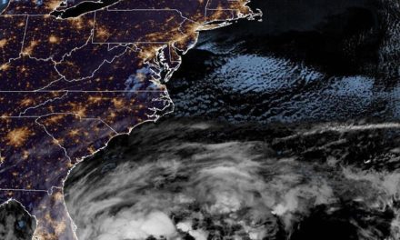 La tormenta Nicole avanza por el centro de Florida rumbo al Golfo de México