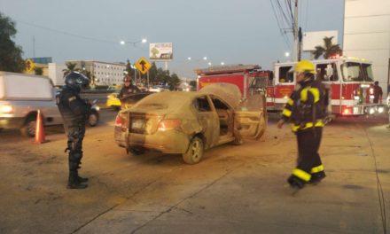 Bomberos controlan incendio de vehículo en Querétaro