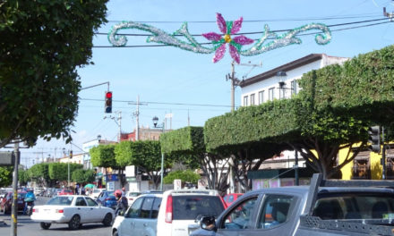 Desfile de carros alegóricos navideños en San Juan del Río