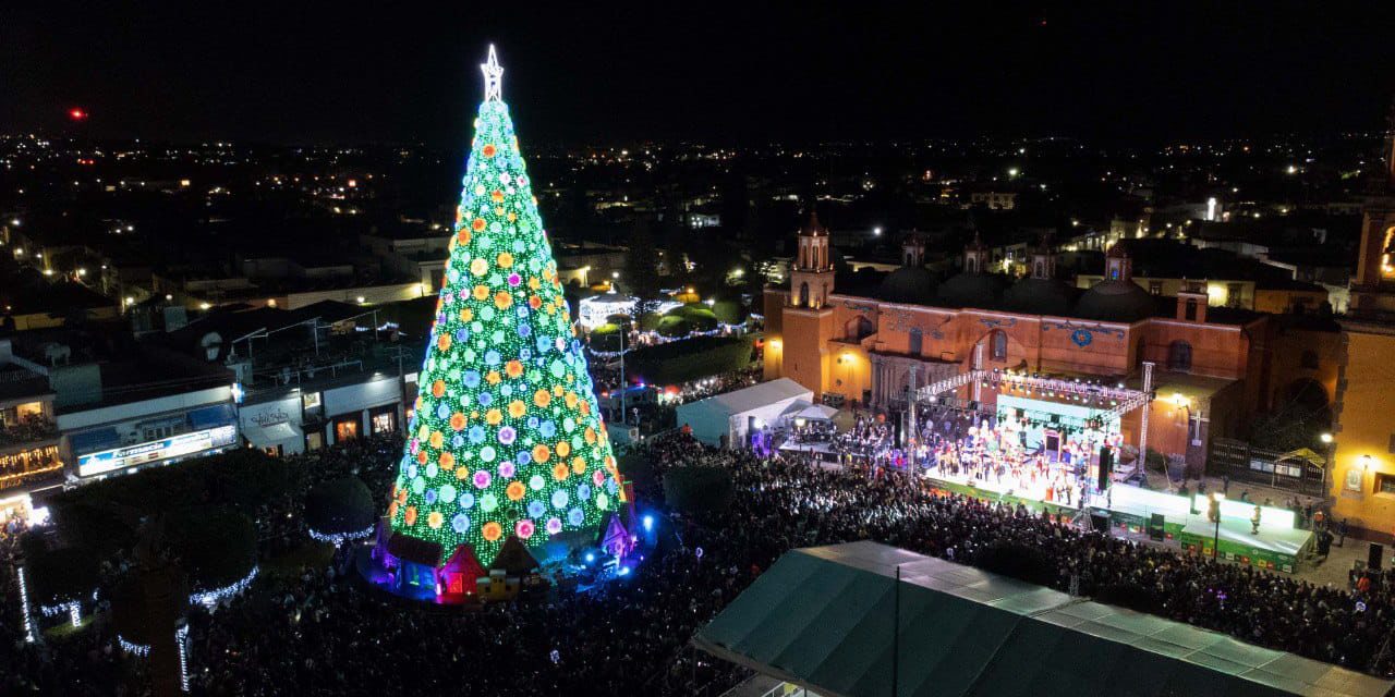 Encienden Mega Árbol de Navidad en San Juan del Río