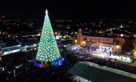 Encienden Mega Árbol de Navidad en San Juan del Río