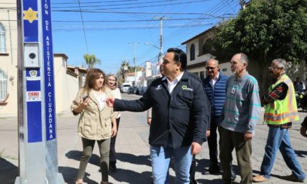 Luis Nava entrega botones de asistencia ciudadana en Querétaro