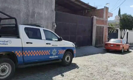 Localizan vehículo tipo taxi reportado robado en San Juan del Río